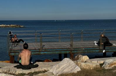 Bari, il bel tempo trascina i baresi in spiaggia: e c'è chi prende il sole a gennaio