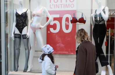 Bari, domenica di saldi invernali: traffico e grande affluenza in centro