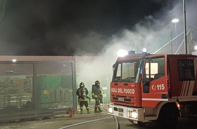 Casamassima, momenti di paura nel deposito del centro commerciale: a fuoco degli imballaggi. Rogo sedato in poco tempo