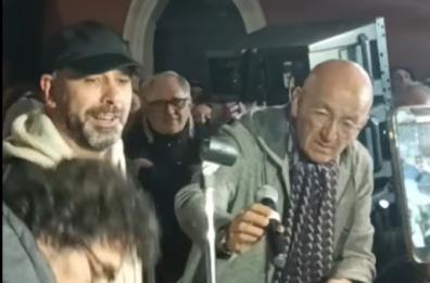Bari, Checco Zalone a sorpresa si esibisce sul palco di «Un piano forte per strada». Arriva anche Al Bano VIDEO