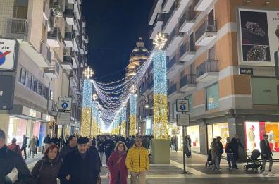 Bari, in centro il Natale continua: luminarie accese fino al 2 febbraio