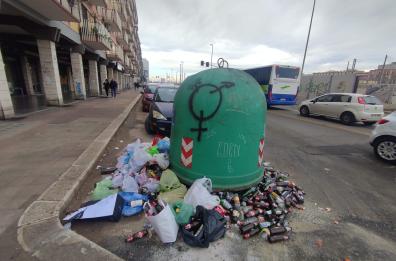 Bari, in via Capruzzi spunta un'opera d'arte moderna? No, è solo una campana per la differenziata 