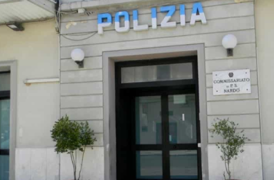 Dopo mesi di minacce e violenza, entra in commissariato con una mazza da baseball e ferisce 2 persone: arrestato 34enne a Nardò