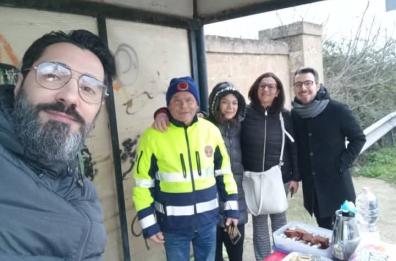 Alliste, alla fermata del bus caffè e brioche per gli studenti: offrono il parroco e il suo vice