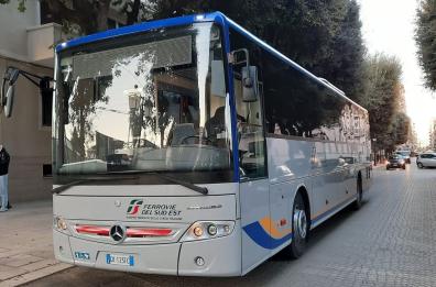 Paura nel Salento, bulli terrorizzano passeggeri di un bus: zaino lanciato da finestrino, calci e pugni all'autista
