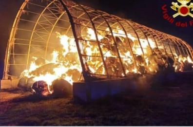 Soleto, fiamme in un'azienda agricola: a fuoco 500 balle di fieno