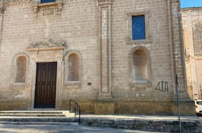 Manduria, imbratta i muri delle chiese con la scritta «Allah»: denunciato cittadino gambiano 