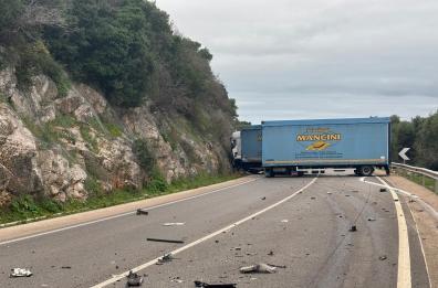 Frontale tra auto e camion nel Foggiano: morto 23enne, ferito autotrasportatore, chiusa la SS693 dei Laghi