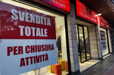 Bari, in piazza Umberto chiude l'outlet di Take Off: sarà rimpiazzato da un negozio cinese