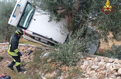 Incidente sulla SP117 Noicattaro-Mola: auto si incastra su un ulivo, 3 feriti gravi
