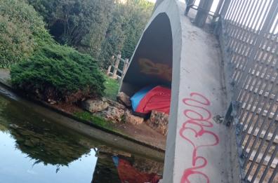 Bari, sotto il ponte di Parco 2 giugno c'è chi dorme in una tenda canadese