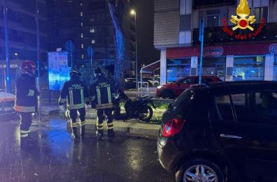 Brindisi, scooter scivola e 19enne finisce incastrato sotto una macchina in sosta: soccorso