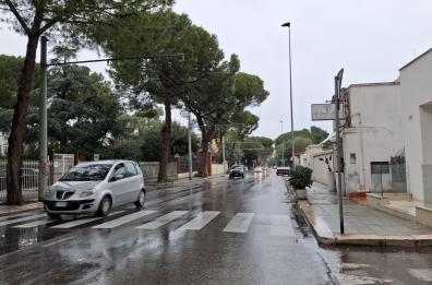 Paura a Bari su corso Alcide De Gasperi: auto in corsa investe una donna a piedi, è in prognosi riservata