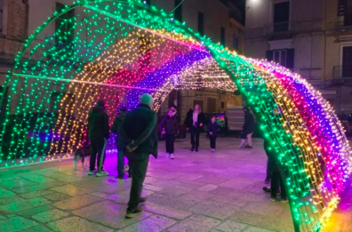 Trani, Natale e calze della Befana nel mirino del centrodestra: «Uno spreco da mezzo milione»