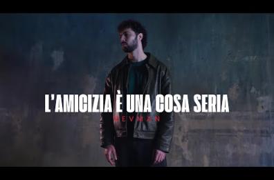 Il poliziotto-rapper Revman torna con due brani sull'amicizia e sul rispondere alle critiche con gentilezza