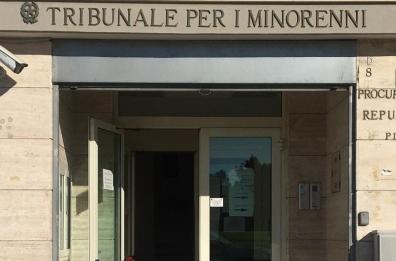 Picchia figlia di 4 anni e le rompe il naso: via da casa il padre, uno straniero della provincia di Bari
