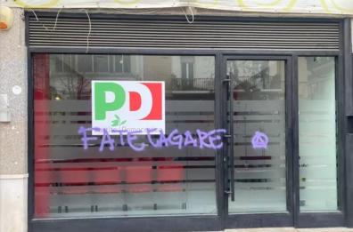 Foggia, vandalizzata la sede del PD: «Gesto inaccettabile»