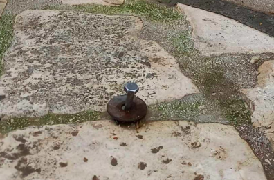 Nel centro di Francavilla spuntano perni dalle basole: una  pericolosa «trappola» per i pedoni