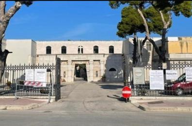 Trani, aprono il loculo e trovano una salma abusiva: avviata un'indagine
