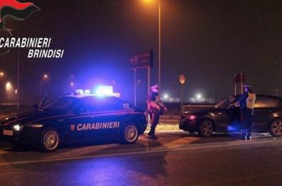 Fasano, anziano trova riparo in un’auto di una donna: «salvato» dai carabinieri