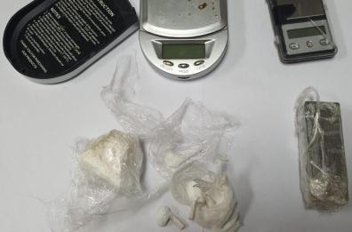 Lecce, 24enne tenta di fuggire al controllo: la polizia lo blocca e lo arresta per spaccio di droga