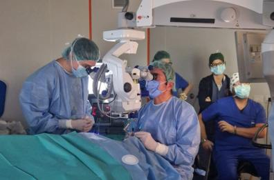 Bari, al Policlinico impiantato un dispositivo innovativo contro la degenerazione maculare: prima volta al Sud