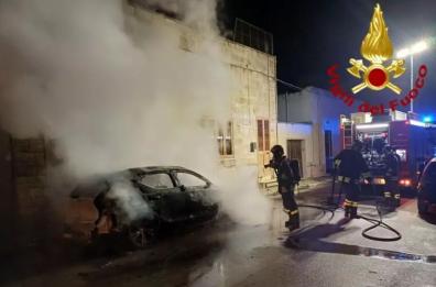 Trepuzzi, in fiamme auto di un imprenditore: ipotesi dolo. Danneggiata anche una casa