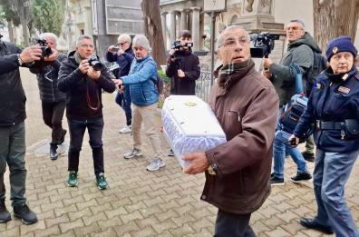 Bari, fiori e palloncini per il neonato morto nella culla termica: «Si chiamerà Angelo»