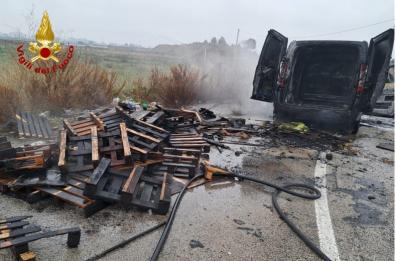 Bari, furgone in fiamme abbandonato sulla SS100: nessuna traccia dell'autista