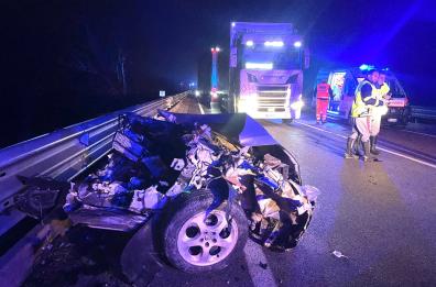 Schianto nella notte tra auto e tir sulla Ss 93 tra Canosa e Barletta: due morti. Procura di Trani apre inchiesta FOTO