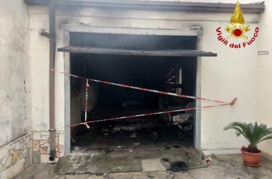 Melendugno, incendio in località Borgagne: a fuoco un deposito