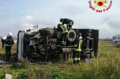 Brindisi, furgone si ribalta dopo lo scontro con un'auto: muore 58enne sbalzato fuori dal camion