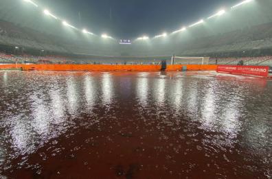 Bari, disservizi e degrado allo stadio San Nicola: le foto choc delle zone allagate e dell'incuria nei bagni