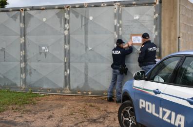 Casarano, scoperto un grande «cimitero» di auto rubate: denunciato il proprietario dell'area