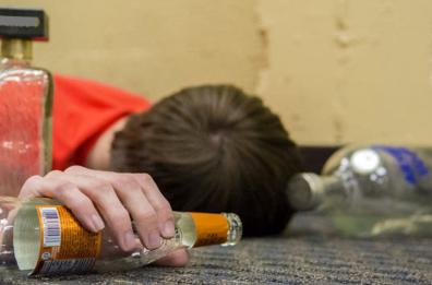Bari, lo sballo «facile» degli adolescenti: nei locali i minori hanno libero accesso all'alcool