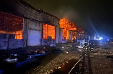 Trepuzzi, domato l'incendio nel deposito usato da Deghi: forse bruciato anche amianto