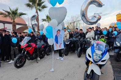 Canosa piange Giovanni e Francesco i due ragazzi morti dopo incidente: al funerale moto e striscioni