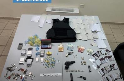 Controlli in un circolo a Taranto, trovate droga e armi: arrestati tre uomini