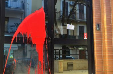 Assalto con piccone e vernice contro sede Municipio 1 Bari, la rivendicazione sul sito Rivoluzione Anarchica