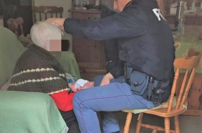 Grottaglie, la storia a lieto fine di un'anziana: cade in casa e viene soccorsa da due poliziotti