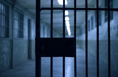 Gli manda l'hashish in carcere nascondendolo nei tacchetti delle scarpe: la scoperta a Trani