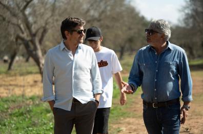 «L'accoglienza della Puglia? La sua essenza, non uno stereotipo»: il cast di «10 giorni con i suoi» in tour tra Lecce e Bari