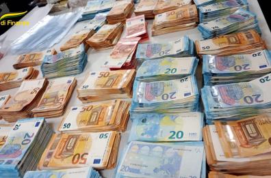 Fermato sulla Brindisi-Lecce con 863mila euro in contanti nascosti, in auto e in casa: denunciato