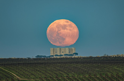 La maxi-luna piena su Castel del Monte: lo scatto del fotografo foggiano in finale al concorso del Royal Museum di Greenwich
