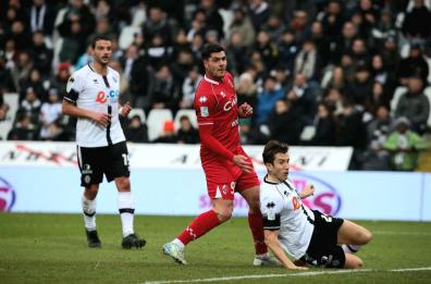 Bari raggiunto un'altra volta, anche a Cesena finisce 1-1 con gli avversari in 10 uomini