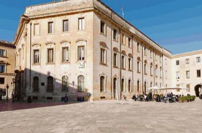 Lecce, Gnoni punta l’indice contro i parenti in municipio: il caso dopo la nuova determina
