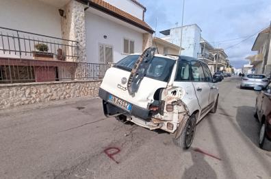 Specchia, moto tampona auto: centauro 22enne in ospedale con fratture multiple