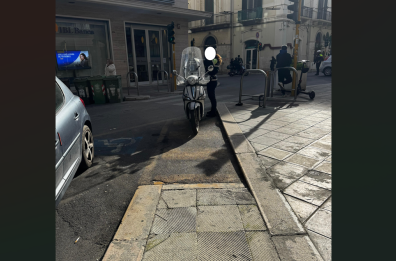 Bari, lo scooter della Polizia Locale sullo scivolo per i disabili: quando le regole non valgono per tutti
