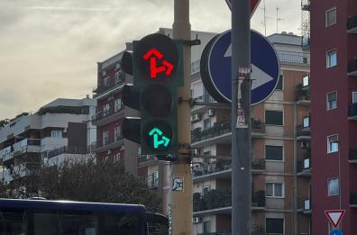 Bari, il semaforo non ha le idee chiare: rosso e verde nello stesso momento