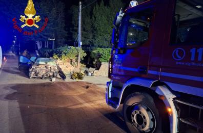 Auto contro muro sulla Cavallino-San Cesario: muore una 44enne, estratta dalle lamiere